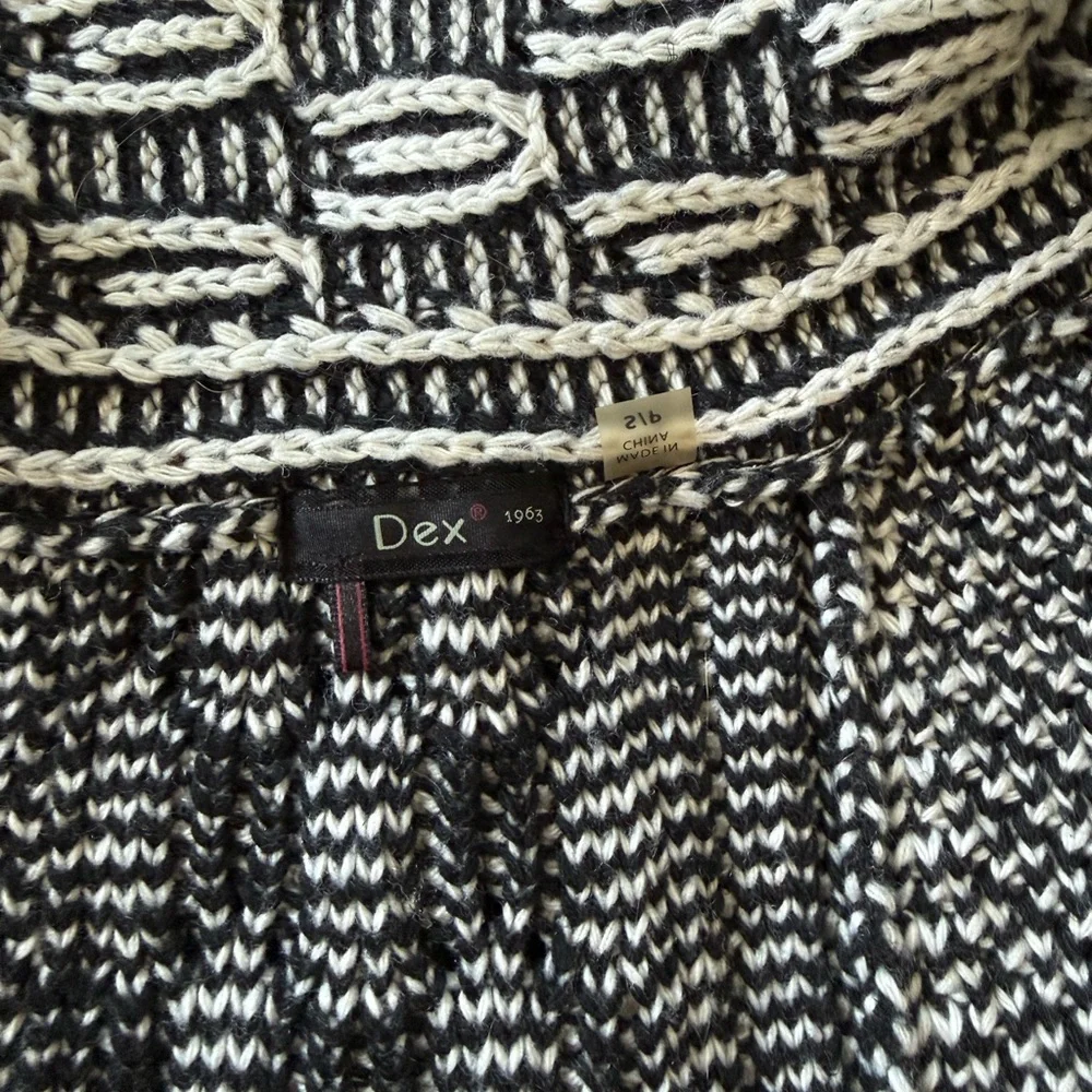 Dex stylish monochrome
